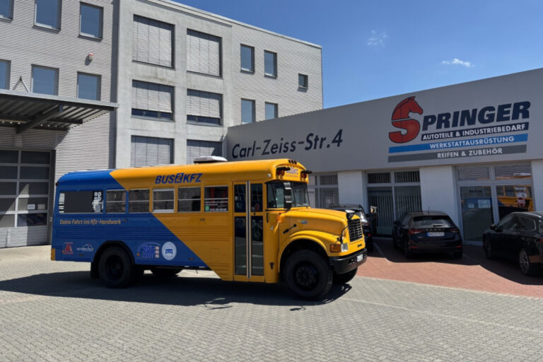 bus2kfz des Landesinnungsverbandes Niedersachsen-Bremen auf dem Gelände von Hellmut Springer in der Carl-Zeiss-Straße in Stuhr